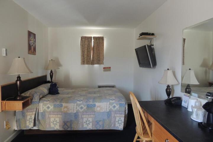100 Mile Motel & RV Park