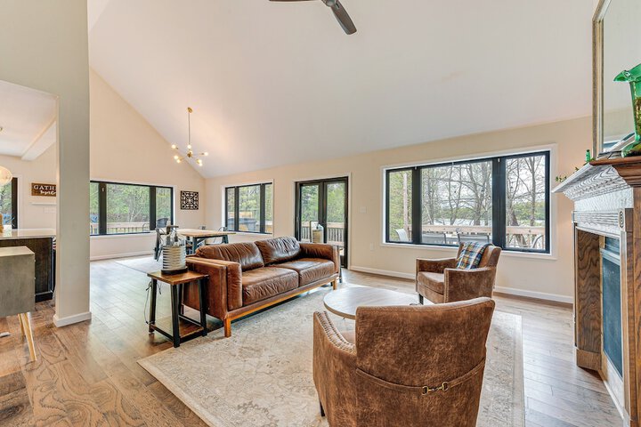 Lakefront Long Pond Home w / Wraparound Deck!