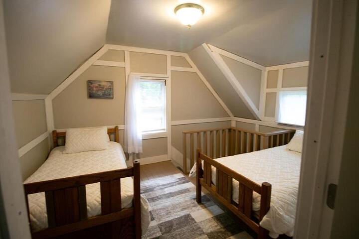 Downtown 2 Bedroom Cottage Sleeps 6, Walking Distance to Honeywell, Downtown Restaurants, Shopping