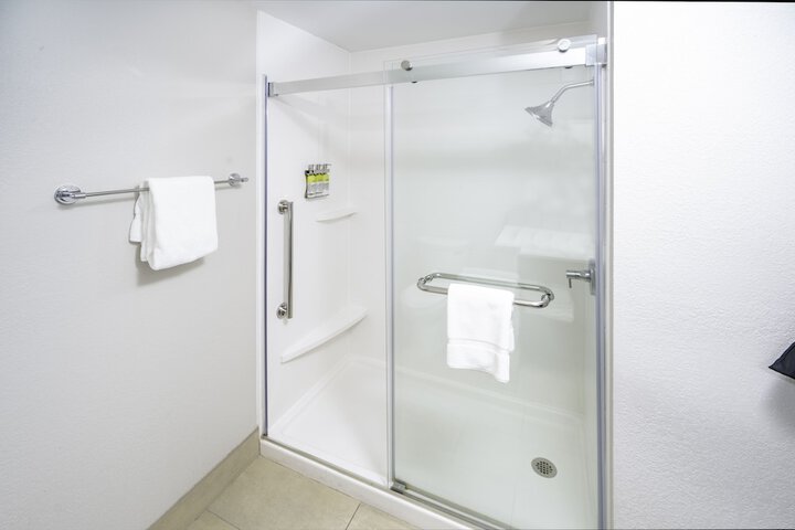 Room 14 of 33