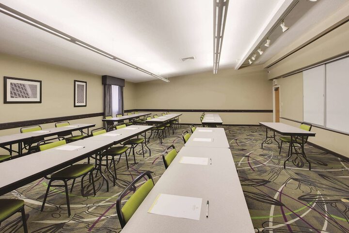 La Quinta Inn & Suites by Wyndham Detroit Metro Airport