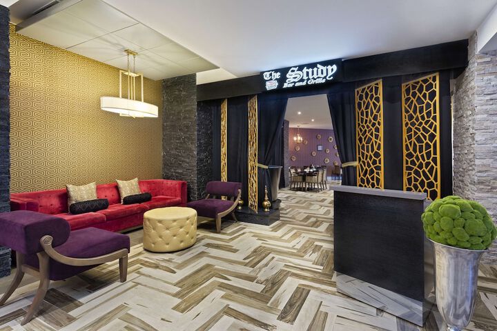 Lounge 28 of 35