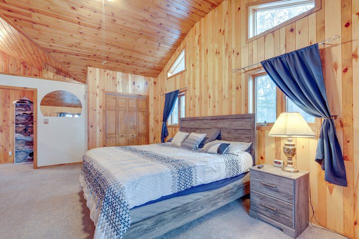 Lakefront Rhinelander Retreat w / Private Hot Tub!
