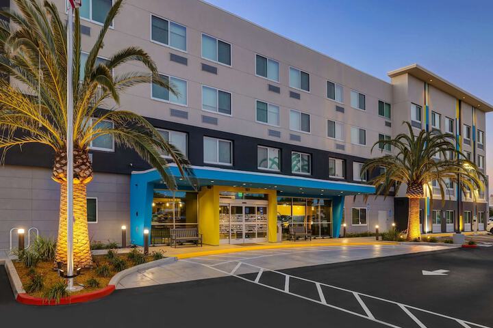 Tru by Hilton Lathrop CA