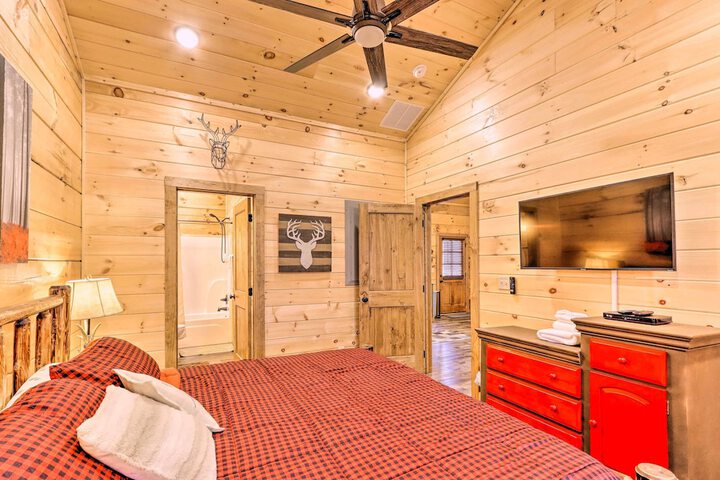Coosawattee River Resort Cabin w / Private Hot Tub!