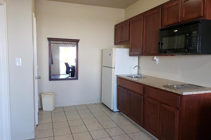 Crossroads Inn & Suites