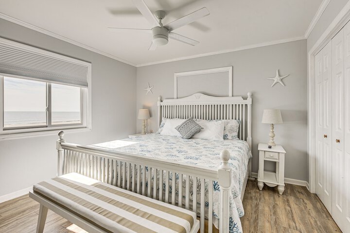 Ocean Isle Beach Condo w / Balcony: Steps to Shore!