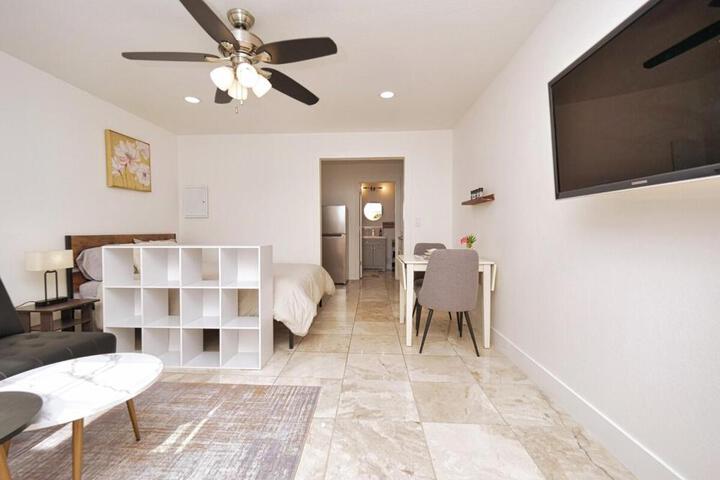 Molivu Homes Studio - PetFriendly - King Bed - W-D