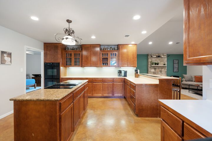 Pet-friendly Marble Falls Home w / Hot Tub!