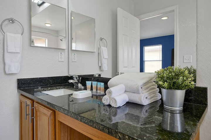 Regal Oaks Resort Vacation Townhomes by IDILIQ