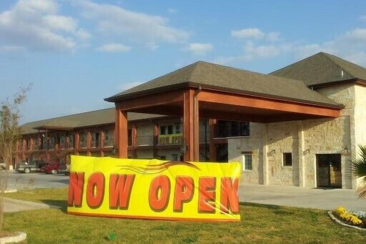 Pearsall Inn & Suites
