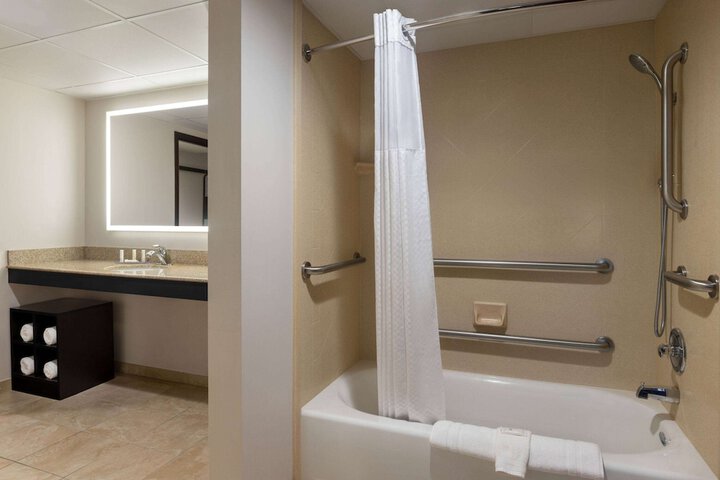 La Quinta Inn & Suites by Wyndham Lake George