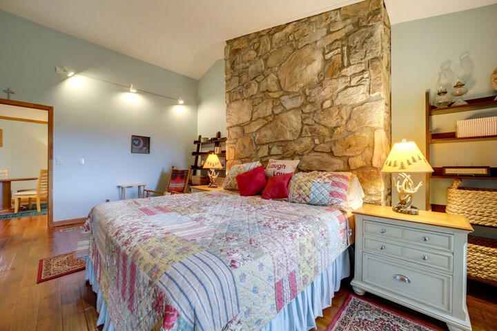 Robbinsville Vacation Rental w / Covered Balcony