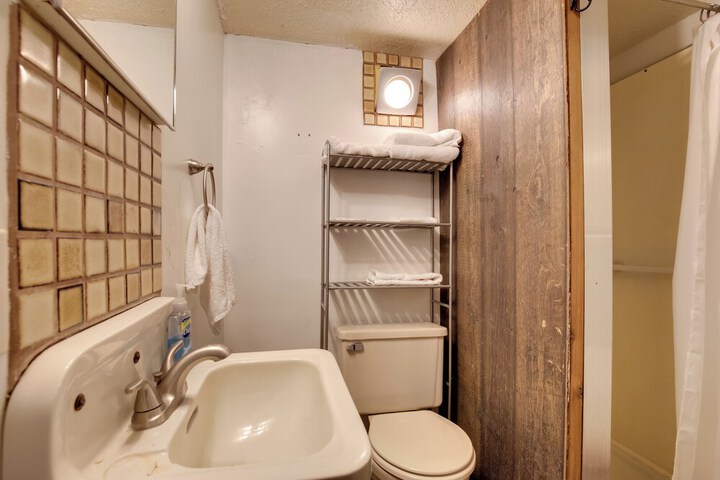 Iron River Condo w / Gas Grill Near Skiing + Hiking