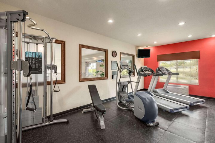 Country Inn & Suites by Radisson Minot, ND