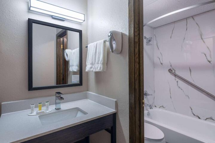 Super 8 by Wyndham Owatonna