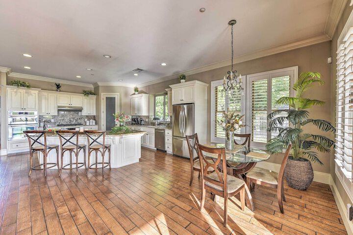Near Wineries: Elk Grove Getaway w / Saltwater Pool