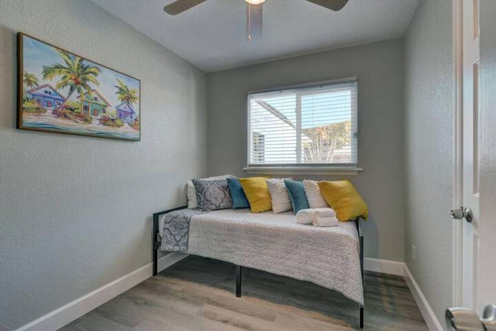 Heated Pool Close to St. Pete Tampa Pet Friendly