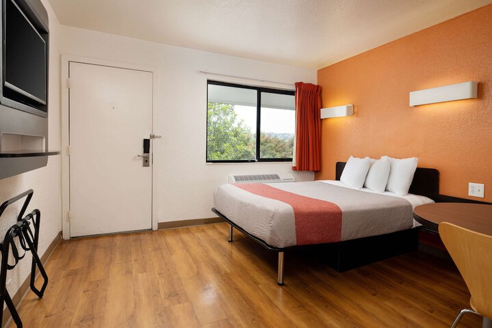 Room 32 of 46