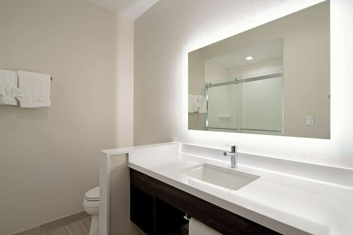 Holiday Inn Express & Suites Valencia - Santa Clarita by IHG