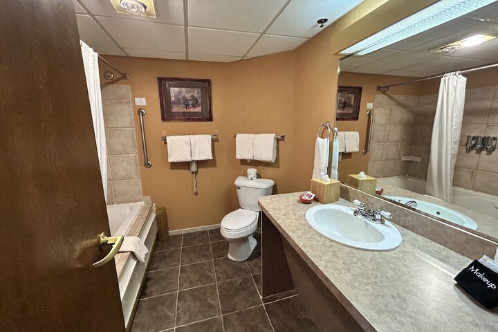 Room 102 of 260