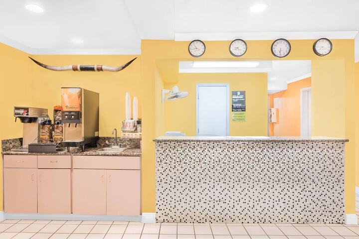 Super 8 by Wyndham Van Horn