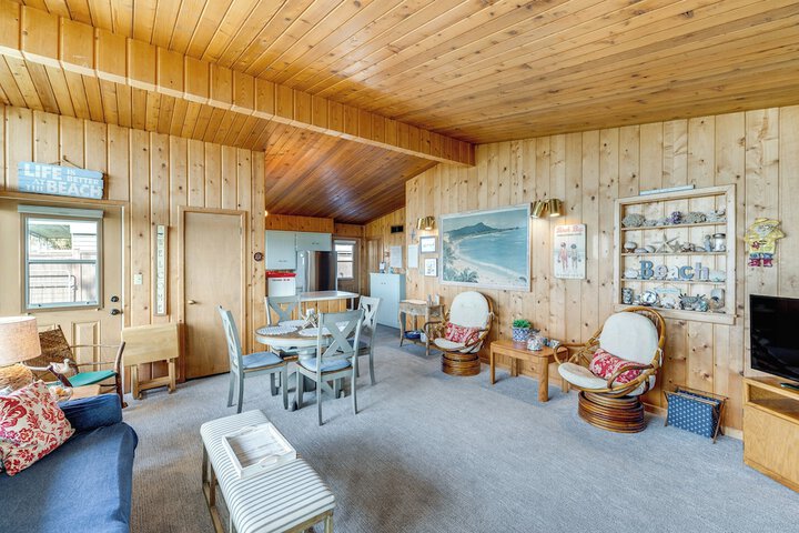 Bayfront Retreat w / Private Beach in Birch Bay
