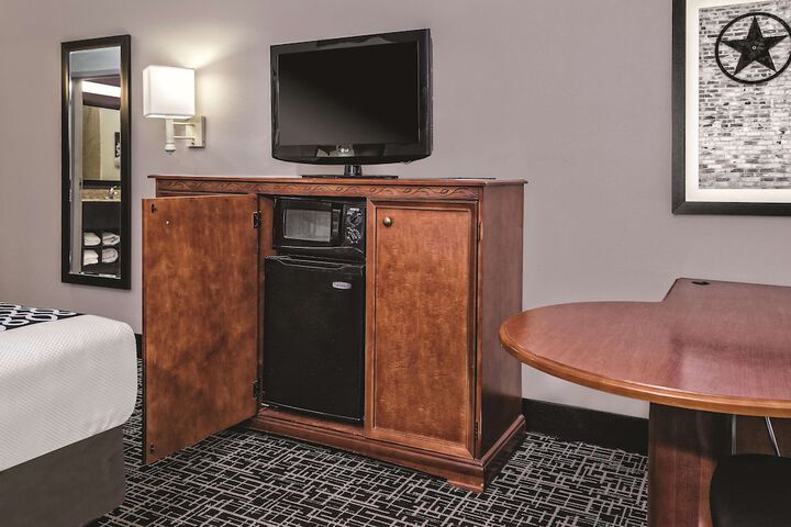Room 27 of 40