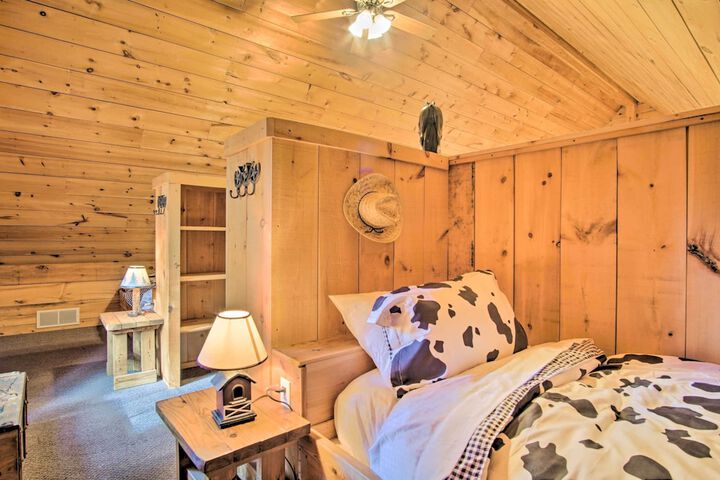 Rustic Rothbury Cabin w / Resort Amenity Access!