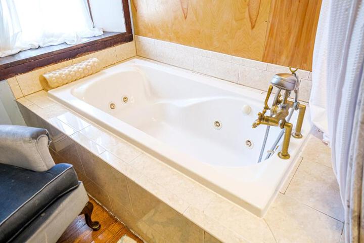 STONE MANOR BED & BREAKFAST INN