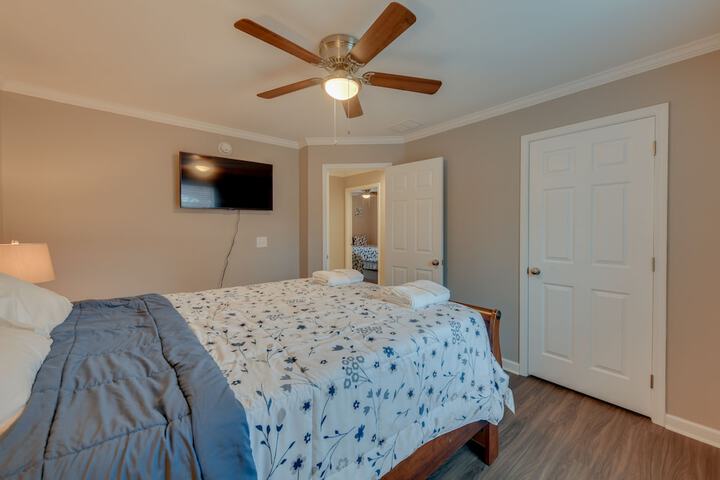 Family-friendly Home w / Deck Near Colonial Beach!