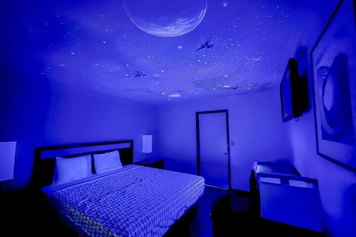 Room 6 of 18