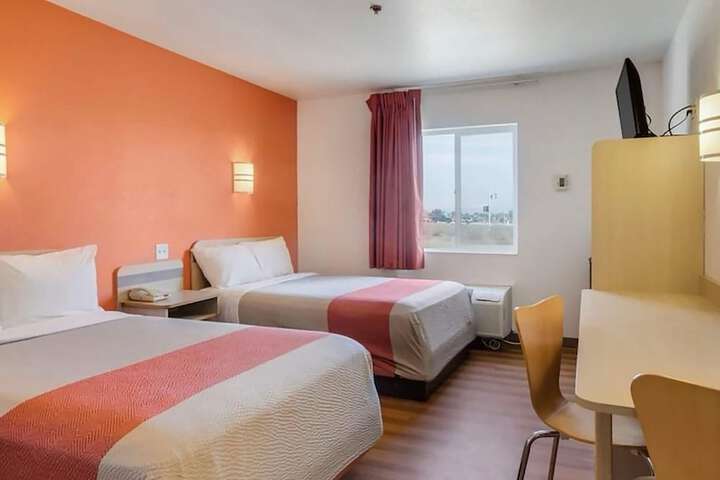 Howard Johnson by Wyndham Lemoore Near Naval Air Station