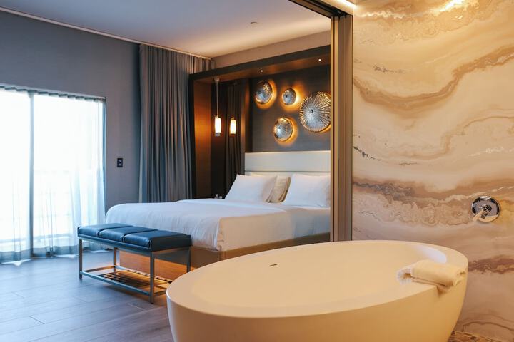 Shade Hotel