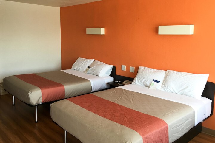 Room 11 of 33