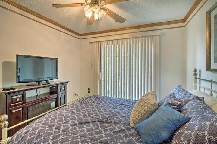 Shawnee Condo 10 Mi to Downtown Kansas City!