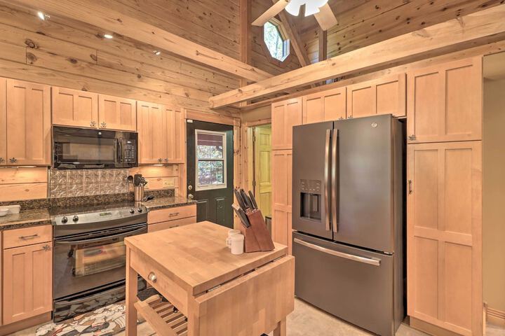serenity Woods Cabin w / Hot Tub & Fire Pit