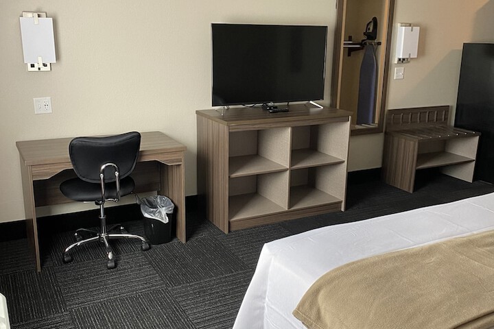 Room 6 of 16
