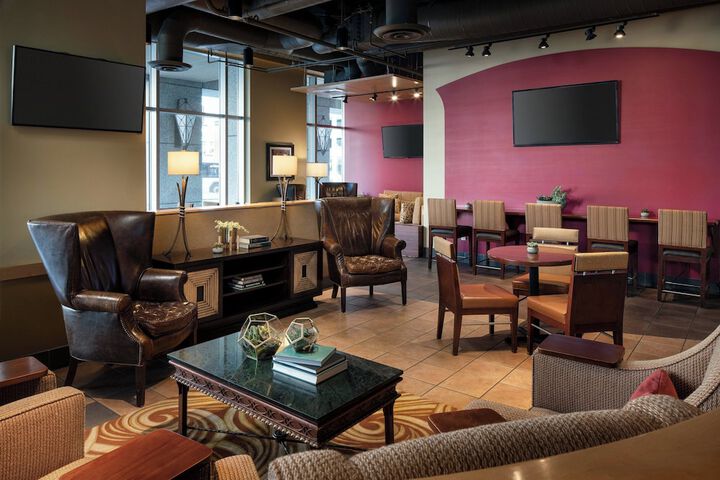 Lounge 46 of 51
