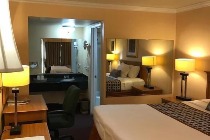 Room 9 of 18