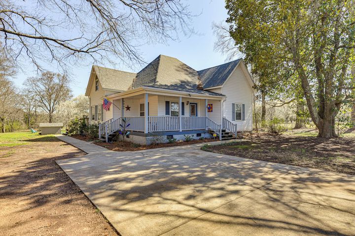 the Farmhouse in Fort Lawn w / Fire Pit & Deck!