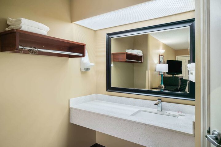 Room 7 of 18