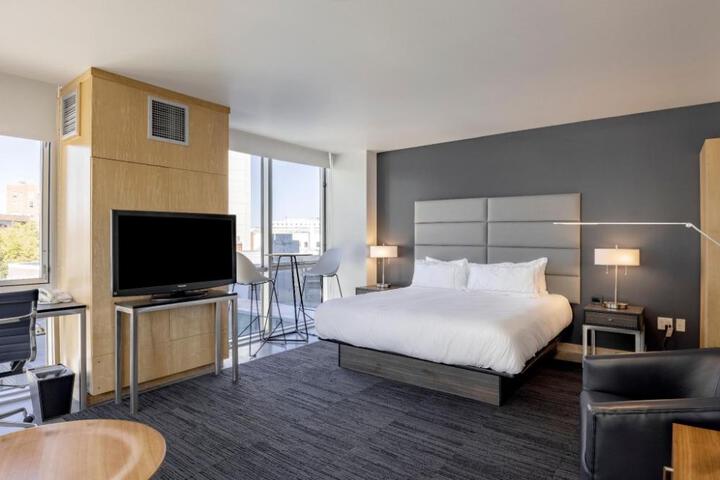 hotelVetro Iowa City Tapestry Collection by Hilton