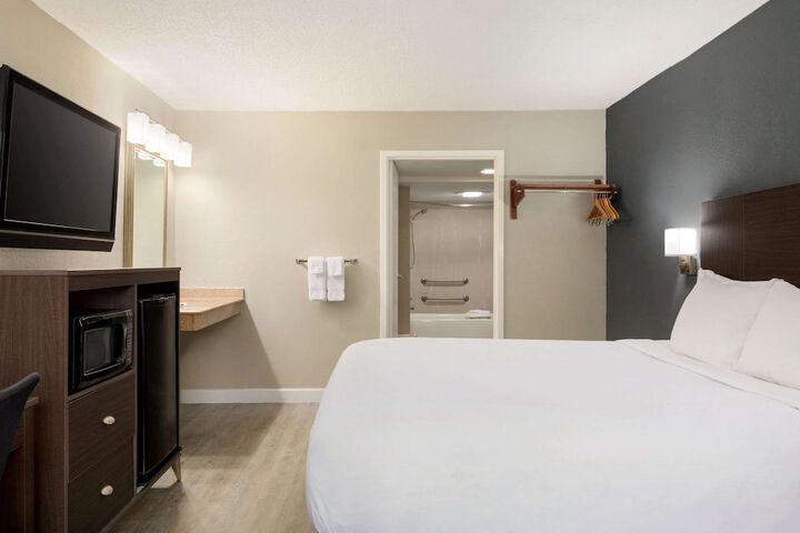 Room 33 of 46