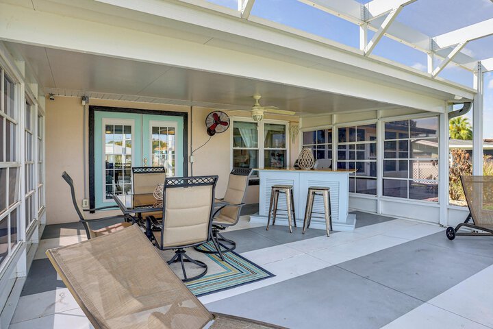 Waterfront Lake Placid Escape w / Dock & Lanai