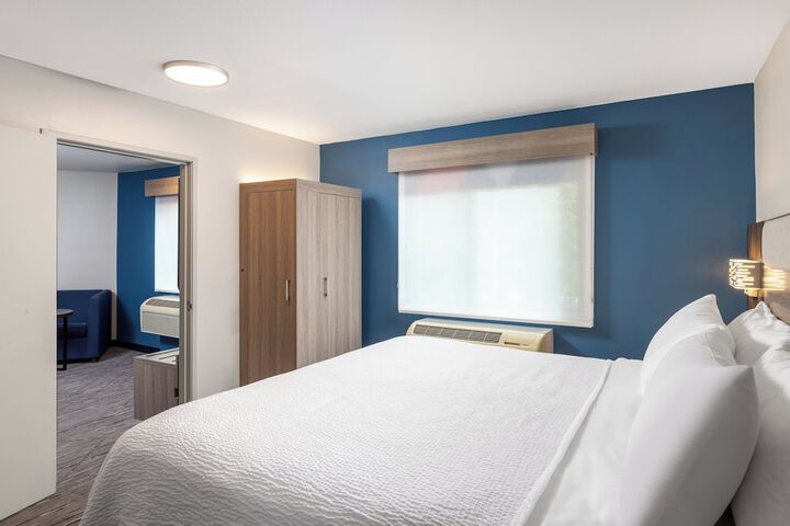 Room 27 of 39