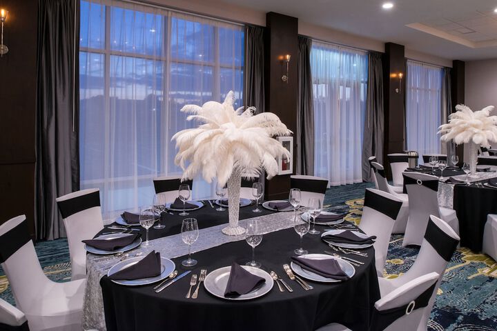 Holiday Inn & Suites Farmington Hills - Detroit NW by IHG