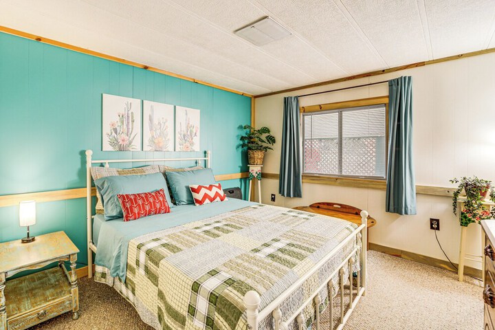 6 Mi to Old Town Panoramic Views: Cottonwood Gem!