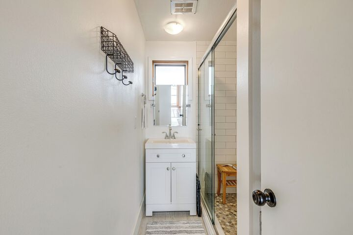 Oceanside Escape w / Stunning Views: Walk to Beach!