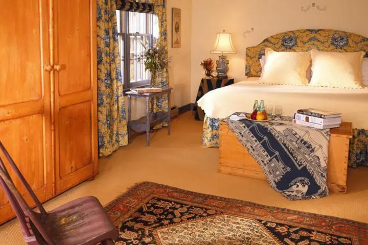 HOME HILL INN